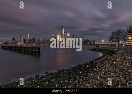 Wolken über Lower Manhattan bei Sonnenuntergang, aus Newport, NJ, USA; Newport, New Jersey, Vereinigte Staaten von Amerika Stockfoto