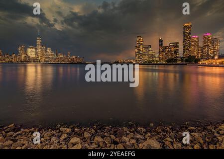 Skylines von Lower Manhattan und Newport/Jersey City in der Dämmerung von Newport, NJ, USA; Newport, New Jersey, Vereinigte Staaten von Amerika Stockfoto