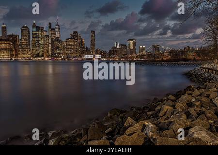 Manhattan Skyline in der Dämmerung vom Brooklyn Bridge Park in Brooklyn, NY, USA; Brooklyn, New York, Vereinigte Staaten von Amerika Stockfoto