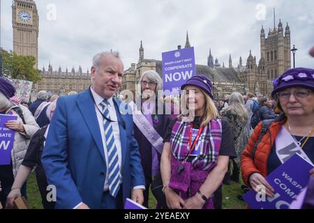 London, Großbritannien. 30. Oktober 2024 Pete Wishart, SNP-Parlamentsabgeordnete für Perth & North Perthshire, schließt sich WASPI Women in einem Budgetprotest über staatliche Rentenvergütung außerhalb des parlaments an, da Kanzlerin Rachel Reeves ihren ersten Haushalt ausführt. Seit 2015 fordern WASPI-Frauen die Regierung auf, Maßnahmen zu ergreifen, nachdem das Alter geändert wurde, in dem Frauen ihr Rentenformular von 60 bis 65 Credit zurückziehen konnten. Amer Ghazzal/Alamy Live News Stockfoto