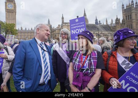 London, Großbritannien. 30. Oktober 2024 Pete Wishart, SNP-Parlamentsabgeordnete für Perth & North Perthshire, schließt sich WASPI Women in einem Budgetprotest über staatliche Rentenvergütung außerhalb des parlaments an, da Kanzlerin Rachel Reeves ihren ersten Haushalt ausführt. Seit 2015 fordern WASPI-Frauen die Regierung auf, Maßnahmen zu ergreifen, nachdem das Alter geändert wurde, in dem Frauen ihr Rentenformular von 60 bis 65 Credit zurückziehen konnten. Amer Ghazzal/Alamy Live News Stockfoto