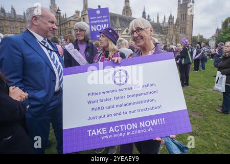 London, Großbritannien. 30. Oktober 2024 Pete Wishart, SNP-Parlamentsabgeordnete für Perth & North Perthshire, schließt sich WASPI Women in einem Budgetprotest über staatliche Rentenvergütung außerhalb des parlaments an, da Kanzlerin Rachel Reeves ihren ersten Haushalt ausführt. Seit 2015 fordern WASPI-Frauen die Regierung auf, Maßnahmen zu ergreifen, nachdem das Alter geändert wurde, in dem Frauen ihr Rentenformular von 60 bis 65 Credit zurückziehen konnten. Amer Ghazzal/Alamy Live News Stockfoto