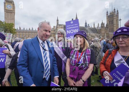 London, Großbritannien. 30. Oktober 2024 Pete Wishart, SNP-Parlamentsabgeordnete für Perth & North Perthshire, schließt sich WASPI Women in einem Budgetprotest über staatliche Rentenvergütung außerhalb des parlaments an, da Kanzlerin Rachel Reeves ihren ersten Haushalt ausführt. Seit 2015 fordern WASPI-Frauen die Regierung auf, Maßnahmen zu ergreifen, nachdem das Alter geändert wurde, in dem Frauen ihr Rentenformular von 60 bis 65 Credit zurückziehen konnten. Amer Ghazzal/Alamy Live News Stockfoto