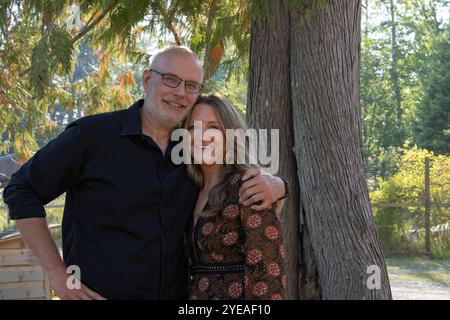 Außenporträt eines älteren Ehepaares in einer Umarmung; Gambier Island, British Columbia, Kanada Stockfoto
