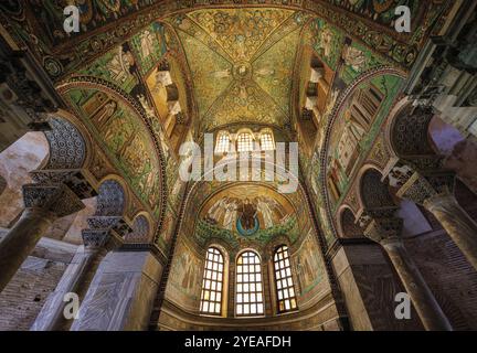 Blick auf das Innere der Basilika San Vitale in Ravenna mit ihren atemberaubenden Mosaiken an der gewölbten Decke und den Wänden. Einer der frühen Christia... Stockfoto