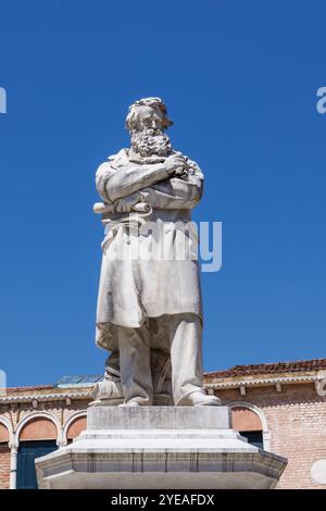 Statue von Niccolo Tommaseo (1802–1874), einem in Dalmatien geborenen Linguisten, Autor und Herausgeber des Dizionario della Lingua Italiana (Wörterbuch von ...) Stockfoto