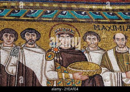 Detail des Mosaikkunstwerks im Chor des Justinianischen Mosaiks, das den byzantinischen Kaiser Justinian I. darstellt, mit einem Korb, möglicherweise Symbol... Stockfoto