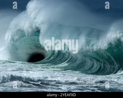 Spektakuläre, mächtige Meereswellen-Curling und -Cresting mit schaumigem Spray auf Oahu; Oahu, Hawaii, USA Stockfoto