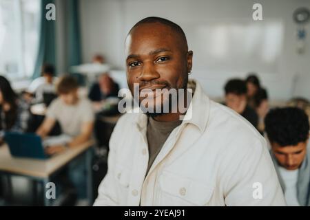 Porträt eines lächelnden männlichen Lehrers im Klassenzimmer Stockfoto
