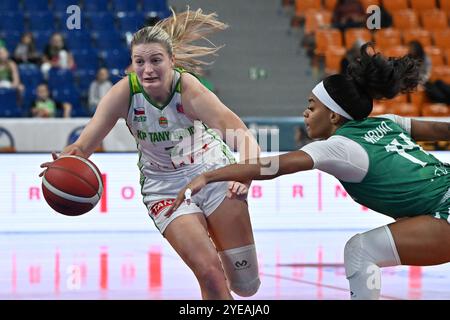 Brünn, Tschechische Republik. 30. Oktober 2024. Von links Petra Malikova aus Brünn, Teresa Mbomio von Sportiva in Aktion während des Basketball EuroCup Frauen Gruppe J 4. Runde Spiel: KP Tany Brno vs Sportiva (Portugal) in Brünn, Tschechische Republik, 30. Oktober 2024. Quelle: Vaclav Salek/CTK Photo/Alamy Live News Stockfoto