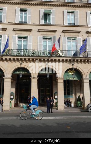 Äußere des Le Meurice, ein 5-Sterne-Hotel an der Rue de Rivoli, Paris Frankreich. Stockfoto