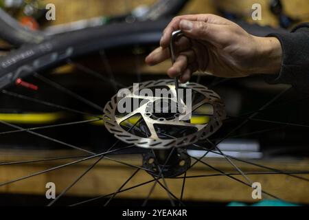 Nahaufnahme der Vorderradbremsscheibe, die von einer 29-Zoll-Fahrradfelge entfernt wird Stockfoto