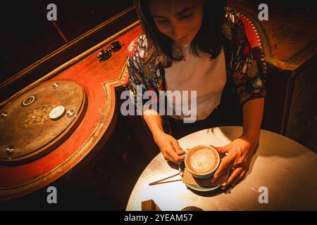 Jerewan, Armenien - 19. oktober 2024: Touristen trinken frischen Kaffee Cappuccino im Café Lumen Coffee 1936. Besonderer berühmter alter, stilvoller Kaffee Stockfoto