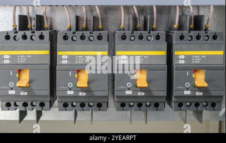 Dreiphasige Leistungsschalter in einer elektrischen Schalttafel Stockfoto