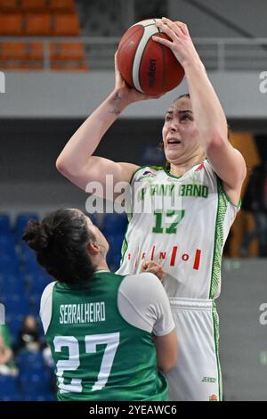 Brünn, Tschechische Republik. 30. Oktober 2024. Von links Leonor Serralheiro von Sportiva, Anezka Kopecka aus Brünn im Spiel während des Basketball EuroCup Frauen Gruppe J 4. Runde Spiel: KP Tany Brno vs Sportiva (Portugal) in Brünn, Tschechische Republik, 30. Oktober 2024. Quelle: Vaclav Salek/CTK Photo/Alamy Live News Stockfoto