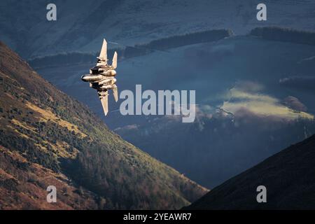 United States Air Force F-15E Strike Eagle fliegt auf niedrigem Niveau. Stockfoto