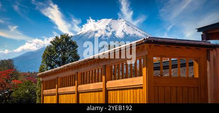 Mt. Fuji hinter dem Haus mit Herbstlaub bei Sonnenuntergang in Fujikawaguchiko, Japan. Stockfoto