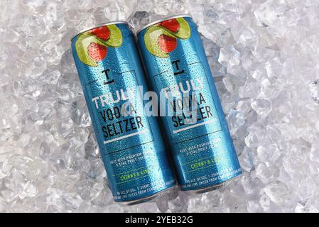 IRVINE, KALIFORNIEN - 30. Oktober 2024: Zwei Dosen Vodka Seltzer Cherry and Lime, gewürzt auf einem Eisbett. Stockfoto