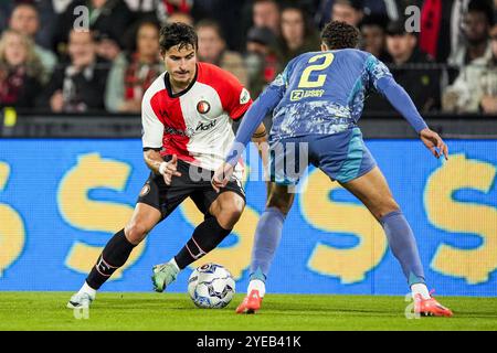 Rotterdam, Niederlande. 30. Oktober 2024. Rotterdam: Hugo Bueno aus Feyenoord, Devyne Rensch aus Ajax während der vierten Runde der Eredivisie-Saison 2024/2025. Das Spiel findet am 30. Oktober 2024 im Stadion Feijenoord de Kuip in Rotterdam statt. Credit: Box to Box Pictures/Alamy Live News Stockfoto