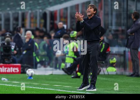 Antonio Conte Head Coach des SSC Napoli gibt während des Fußballspiels der Serie A 2024/25 zwischen dem AC Milan und dem SSC Napoli im San Siro Stadion Gesten aus. Endergebnis; Mailand 0 : 2 Neapel. Stockfoto