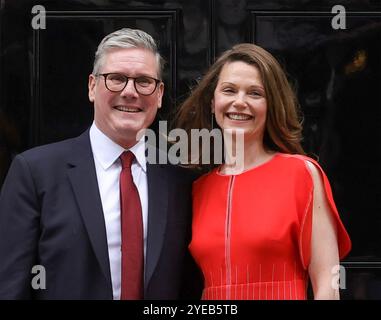 KEIR STARMER als britischer Premierminister vor der Downing Street 10 mit seiner Frau Victoria am 5. Juli 2024. Foto: Kirsty O'Connor/No 10 Downing Street Stockfoto