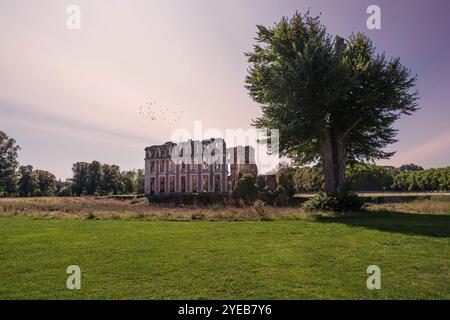 Ruinen des Château de la Ferté-Vidame in seinem Park e, Frankreich Stockfoto