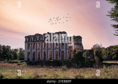 Ruinen des Château de la Ferté-Vidame in seinem Park e, Frankreich Stockfoto