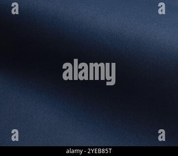 Eleganter abstrakter blauer Hintergrund mit einem glatten Verlauf, der von hellen zu dunklen Tönen übergeht und ein modernes, luxuriöses Gefühl ausstrahlt. Ideal für Geschäftsreisen Stockfoto