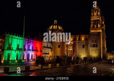 Regierungspalast in der Nacht mit grünen, weißen und roten Lichtern, dreifarbigen Farben der Flagge von Mexiko, im Nationalmonat der mexikanischen Revolution und Zacatecas Kathedrale, Haupttempel der Diözese in der Kolonialzone der Hauptstadt des Bundesstaates Zacatecas 2023. Kolonialstadt © (© Foto LuisGutierrez / NortePhoto /NortePhoto.com) palacio de gobierno de noche con luces de verde blanco y rojo, tricolor m colores de la bandera de mexico, en el mes patrio de la revolucion mexicana y catedral de Zacatecas templo principal de la Diócesis en la Zona Colonial de ciudad Capital del esta Stockfoto