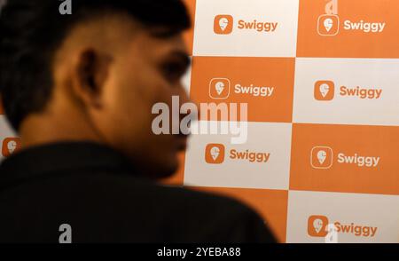 Mumbai, Indien. 30. Oktober 2024. Ein Mann, der vor dem Swiggy-Logo während einer Pressekonferenz gesehen wurde, um Swiggys erstes öffentliches Angebot (IPO) in Mumbai bekannt zu geben. Das erste öffentliche Angebot (IPO) wird für Investoren am 6. November 2024 eröffnet. (Foto: Ashish Vaishnav/SOPA Images/SIPA USA) Credit: SIPA USA/Alamy Live News Stockfoto