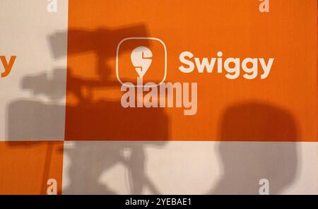 Mumbai, Indien. 30. Oktober 2024. Das Swiggy-Logo ist auf der Pressekonferenz zu sehen, um Swiggys erstes öffentliches Angebot (IPO) in Mumbai anzukündigen. Das erste öffentliche Angebot (IPO) wird für Investoren am 6. November 2024 eröffnet. (Foto: Ashish Vaishnav/SOPA Images/SIPA USA) Credit: SIPA USA/Alamy Live News Stockfoto