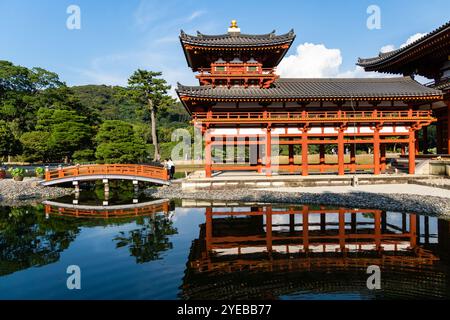 Uji, Japan - 14. August 2024: Der Byodoin-Tempel ist ein berühmter buddhistischer Tempel, berühmt für seine Phönix Hall und seinen atemberaubenden Reflexionsteich. A UNESCO WORLD H Stockfoto