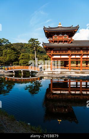 Uji, Japan - 14. August 2024: Der Byodoin-Tempel ist ein berühmter buddhistischer Tempel, berühmt für seine Phönix Hall und seinen atemberaubenden Reflexionsteich. A UNESCO WORLD H Stockfoto