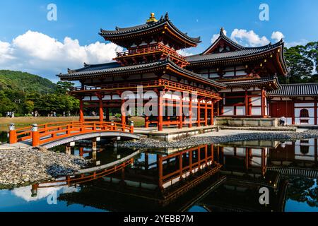 Uji, Japan - 14. August 2024: Der Byodoin-Tempel ist ein berühmter buddhistischer Tempel, berühmt für seine Phönix Hall und seinen atemberaubenden Reflexionsteich. A UNESCO WORLD H Stockfoto