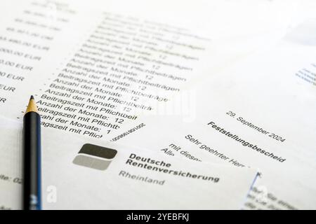 Symbolisches Bild Rente, Renteninformation, Veranlagungsbescheid zu Beiträgen zur gesetzlichen Rentenversicherung und zu erwartender Rente zur Reac Stockfoto