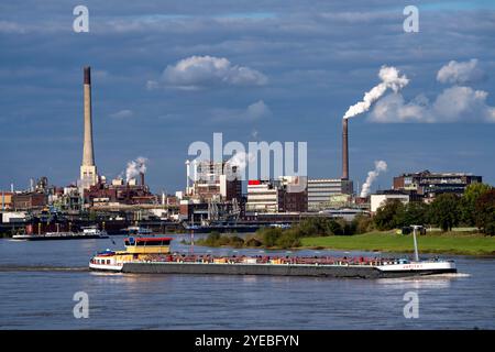 Chempark Krefeld-Uerdingen, rund 40 Unternehmen sind im Chemiepark am Rhein angesiedelt, es gibt 3 Chemieparks in NRW, Frachtschiff auf der rechten Seite Stockfoto