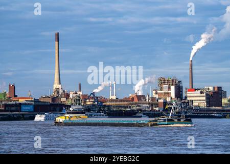 Chempark Krefeld-Uerdingen, rund 40 Unternehmen sind im Chemiepark am Rhein angesiedelt, es gibt 3 Chemieparks in NRW, Frachtschiff auf der rechten Seite Stockfoto