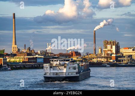 Chempark Krefeld-Uerdingen, rund 40 Unternehmen sind im Chemiepark am Rhein angesiedelt, es gibt 3 Chemieparks in NRW, Frachtschiff auf der rechten Seite Stockfoto