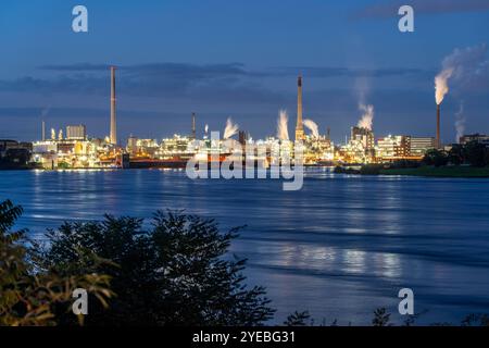 Chempark Krefeld-Uerdingen, rund 40 Unternehmen sind im Chemiepark am Rhein angesiedelt, es gibt 3 Chemieparks in NRW, Abends am Rhein, Ger Stockfoto