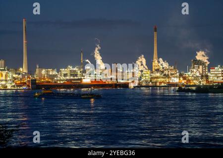 Chempark Krefeld-Uerdingen, rund 40 Unternehmen sind im Chemiepark am Rhein angesiedelt, es gibt 3 Chemieparks in NRW, Abends am Rhein, Ger Stockfoto