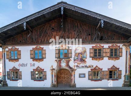 Gasthof Post in Krün im Isartal in der Ortsmitte von Krün im Isartal steht der Gasthof Post mit seinem prächtig bemalten Fassade und der Lüftlmalerei Stockfoto