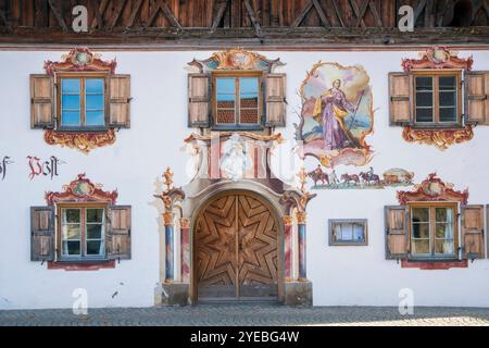 Gasthof Post in Krün im Isartal in der Ortsmitte von Krün im Isartal steht der Gasthof Post mit seinem prächtig bemalten Fassade und der Lüftlmalerei Stockfoto