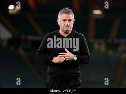 Dundee-Manager Tony Docherty kommt vor dem William Hill Premiership Spiel im Celtic Park, Glasgow. Bilddatum: Mittwoch, 30. Oktober 2024. Stockfoto