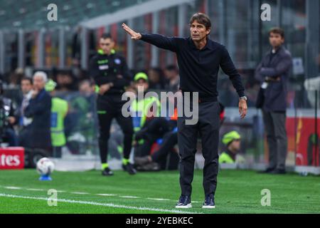 Mailand, Italien. Oktober 2024. Antonio Conte Head Coach des SSC Napoli gibt während des Fußballspiels der Serie A 2024/25 zwischen dem AC Milan und dem SSC Napoli im San Siro Stadion Gesten aus. Endergebnis; Mailand 0 : 2 Neapel. (Foto: Fabrizio Carabelli/SOPA Images/SIPA USA) Credit: SIPA USA/Alamy Live News Stockfoto