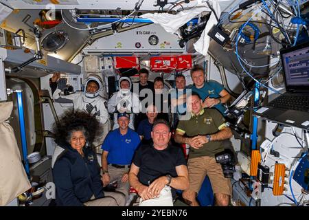 ISS - 23. Oktober 2024 - die ISS Expedition 72-Crew posiert für ein Gruppenporträt vor dem Abflug der NASA-Mission SpaceX Crew-8. Von oben links ist Stockfoto