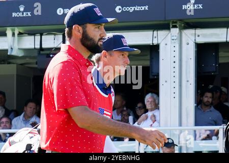 Montreal, Quebec, Kanada. September 2024. Scottie Scheffler (USA) (L) und sein Caddie Ted Scott verlassen das erste Abschlag während der Endrunde des Presidents Cup 2024 im Royal Montreal Golf Club. (Kreditbild: © Debby Wong/ZUMA Press Wire) NUR REDAKTIONELLE VERWENDUNG! Nicht für kommerzielle ZWECKE! Stockfoto
