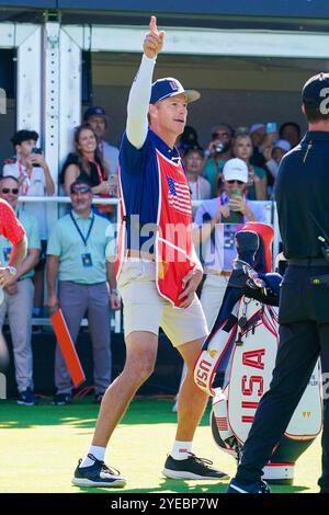 Montreal, Quebec, Kanada. September 2024. Ted Scott (USA), Caddie von Scottie Scheffler, tanzt auf dem ersten Abschlag während der Endrunde des Presidents Cup 2024 im Royal Montreal Golf Club. (Kreditbild: © Debby Wong/ZUMA Press Wire) NUR REDAKTIONELLE VERWENDUNG! Nicht für kommerzielle ZWECKE! Stockfoto