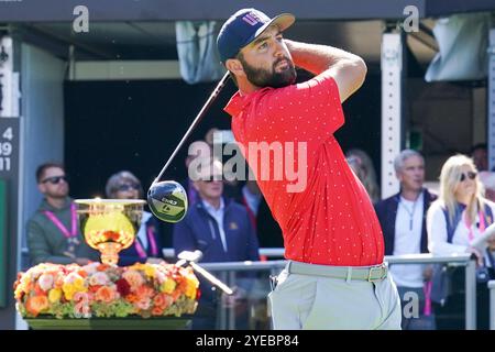 Montreal, Quebec, Kanada. September 2024. Scottie Scheffler (USA) schlägt das erste Loch in der Finalrunde des Presidents Cup 2024 im Royal Montreal Golf Club ab. (Kreditbild: © Debby Wong/ZUMA Press Wire) NUR REDAKTIONELLE VERWENDUNG! Nicht für kommerzielle ZWECKE! Stockfoto