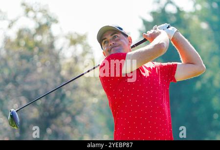 Montreal, Quebec, Kanada. September 2024. Keegan Bradley (USA) schlägt in der letzten Runde des Presidents Cup 2024 im Royal Montreal Golf Club das 9. Loch ab. (Kreditbild: © Debby Wong/ZUMA Press Wire) NUR REDAKTIONELLE VERWENDUNG! Nicht für kommerzielle ZWECKE! Stockfoto