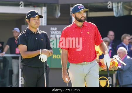 Montreal, Quebec, Kanada. September 2024. Hideki Matsuyama (JPN)(L) und Scottie Scheffler (USA) warten auf den ersten Abschlag in der Endrunde des Presidents Cup 2024 im Royal Montreal Golf Club. (Kreditbild: © Debby Wong/ZUMA Press Wire) NUR REDAKTIONELLE VERWENDUNG! Nicht für kommerzielle ZWECKE! Stockfoto